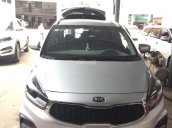 Bán Kia Rondo 2.0MT số sàn, máy xăng màu bạc, sản xuất cuối 2017, biển Sài Gòn mẫu mới