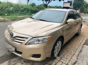 Bán xe Toyota Camry Le đời 2010, màu vàng cát