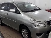 Cần bán gấp Toyota Innova 2.0E 2012, màu bạc