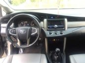 Bán xe Toyota Innova 2.0E 2017, màu bạc, giá 735tr