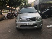 Cần bán gấp Toyota Fortuner đời 2011 màu bạc, giá tốt