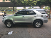 Cần bán gấp Toyota Fortuner đời 2011 màu bạc, giá tốt