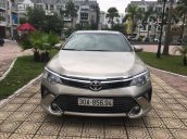 Cần bán Toyota Camry 2.5Q 2015, màu kem