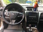 Cần bán Toyota Camry 2.5Q 2015, màu kem