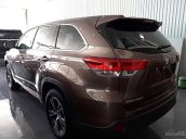 Bán chiếc xe Toyota Highlander 2.7 LE tháng 2- 2017 màu cà phê cực đẹp