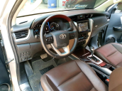Bán xe Toyota Fortuner sản xuất 2017 màu bạc