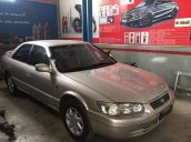 Cần bán xe Toyota Camry năm 2002, màu vàng