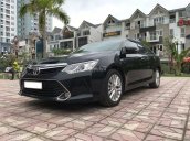 Cần bán Camry 2.0 AT T8/2017, màu đen víp, gia đình sử dụng