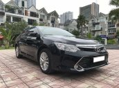 Cần bán Camry 2.0 AT T8/2017, màu đen víp, gia đình sử dụng