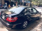 Bán chiếc xe Mercedes Benz E250 màu đen, ĐKLĐ 04/2011, sản xuất 2010