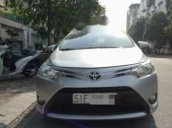 Bán xe Toyota Vios E loại số sàn, màu ghi bạc, một đời chủ mua mới