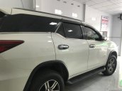 Bán ô tô Toyota Fortuner 2.7V 4x2 AT đời 2017, màu trắng, mua từ hãng gia đình đi rất kỹ chưa trầy xước
