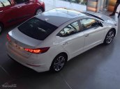 Bán Elantra 2.0 trắng sứ lấy xe ngay tại Sài Gòn