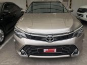 Cần bán xe Toyota Camry đời 2018, màu nâu vàng đi lướt 9.000km