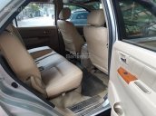 Cần bán nhanh xe Toyota Fortuner 2009 tự động máy xăng, màu bạc zin