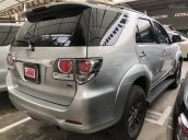 Bán xe toyota Fortuner 2.7V đời 2015, màu bạc, giá thương lượng với khách hàng có thiện chí mua xe