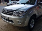 Cần bán gấp Toyota Fortuner 2.5G đời 2009, màu bạc số sàn