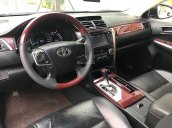 Cần bán xe Toyota Camry đời 2015, màu đen, giá tốt