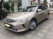 Cần bán xe Toyota Camry 2.0 AT năm sản xuất 2016, màu vàng cát, giá chỉ 877 triệu