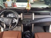 Cần bán Toyota Innova E 2.0MT, màu trắng, sản xuất 2016 (form mới)