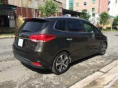 Bán xe Kia Rondo sản xuất 2017, màu xám, gia đình đi cẩn thận