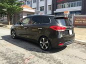 Bán xe Kia Rondo sản xuất 2017, màu xám, gia đình đi cẩn thận