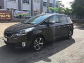 Bán xe Kia Rondo sản xuất 2017, màu xám, gia đình đi cẩn thận