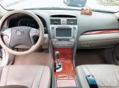 Cần bán xe Toyota Camry 2010 màu bạc, tự động 2.4G full option