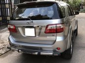 Cần bán Fortuner 2010, số tự động, máy xăng, màu bạc