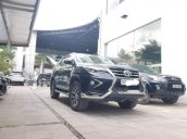 Cần bán xe Toyota Fortuner V đời 2017, màu đen chính chủ