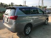 Cần bán gấp Toyota Innova 2.0 E đời 2016, màu bạc, giá tốt