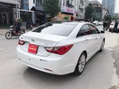 Cần bán xe Hyundai Sonata năm 2011, màu trắng, nhập khẩu nguyên chiếc, 568 triệu