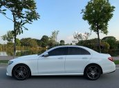 Bán Mercedes Benz E300 AMG màu trắng, sản xuất 2017, đăng ký 08/2017, biển Hà Nội