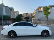 Bán Mercedes Benz E300 AMG màu trắng, sản xuất 2017, đăng ký 08/2017, biển Hà Nội