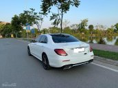 Bán Mercedes Benz E300 AMG màu trắng, sản xuất 2017, đăng ký 08/2017, biển Hà Nội