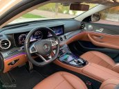 Bán Mercedes Benz E300 AMG màu trắng, sản xuất 2017, đăng ký 08/2017, biển Hà Nội