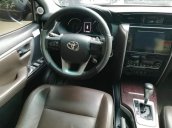 Cần bán Toyota Fortuner 2.7V 2017, màu đen, xe nhập