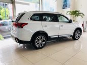 Cần bán Mitsubishi Outlander 2.4 Premium, màu trắng, có xe giao ngay. LH 0938 598 738