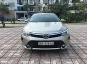 Cần bán Toyota Camry 2.5G năm 2017, màu ghi vàng