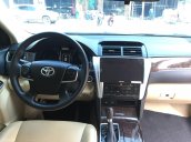 Cần bán Toyota Camry 2.5G năm 2017, màu ghi vàng