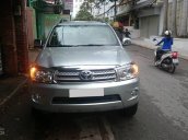 Cần bán Toyota Fortuner 2011, số tự động, màu bạc