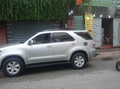 Cần bán Toyota Fortuner 2011, số tự động, màu bạc