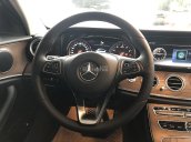 Bán xe Mercedes E200 cũ đời 2018 màu đen như mới chưa một vết xước, giá cực rẻ