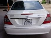 Cần bán xe Mercedes E200 đời 2007 màu trắng, xe còn đẹp ngay chủ