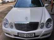 Cần bán xe Mercedes E200 đời 2007 màu trắng, xe còn đẹp ngay chủ