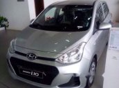 Bán Hyundai Grand i10 AT 2018, màu bạc, sẵn xe giao ngay