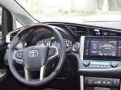 Cần bán xe Toyota Innova 2.0V 2018, màu xám, 900tr