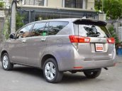 Cần bán xe Toyota Innova 2.0V 2018, màu xám, 900tr