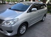 Cần bán xe Toyota Innova V sản xuất năm 2013, màu bạc như mới