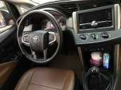Bán Toyota Innova 2.0E sản xuất 2016, màu bạc số sàn giá cạnh tranh